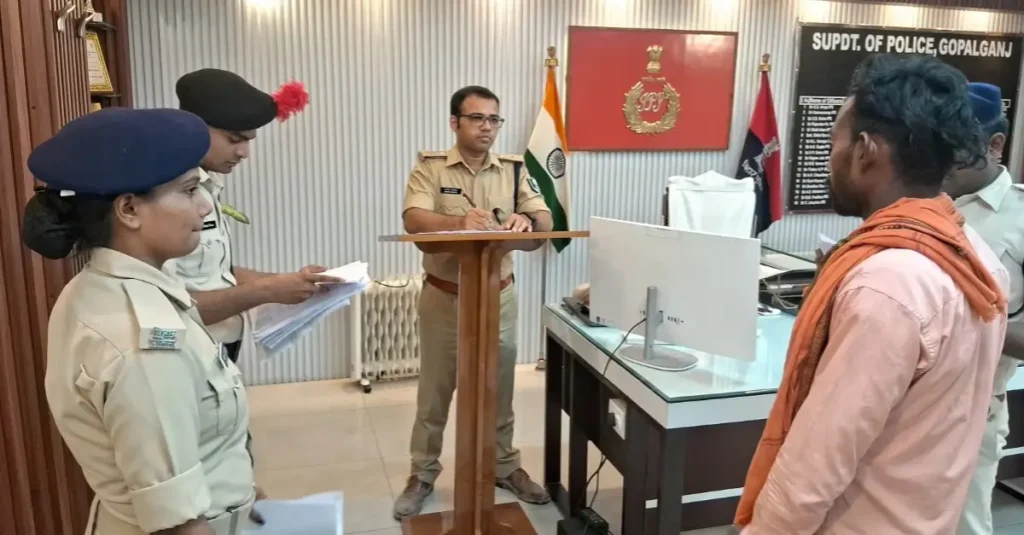 बिहार के इस जिले में एसपी ने 3 पुलिसकर्मियों पर FIR के दिए आदेश, होमगार्ड के हत्यारे कुख्यात को भगाने का आरोप 1 20240626 064823
