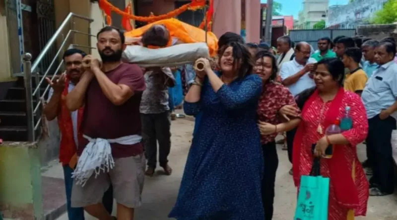 बिहार: परपंराओं को तोड़ते हुए होमगार्ड जवान की बेटियों ने चुकाया कर्ज, अर्थी को कंधा और मुखाग्नि दे किया अंतिम संस्कार 1 20240630 130335