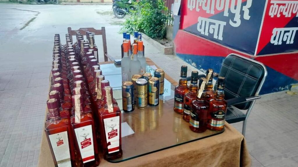 कल्याणपुर में कार के बोनट से शराब और बीयर बरामद, दो तस्कर भी गिरफ्तार 1 FB IMG 1718468480022