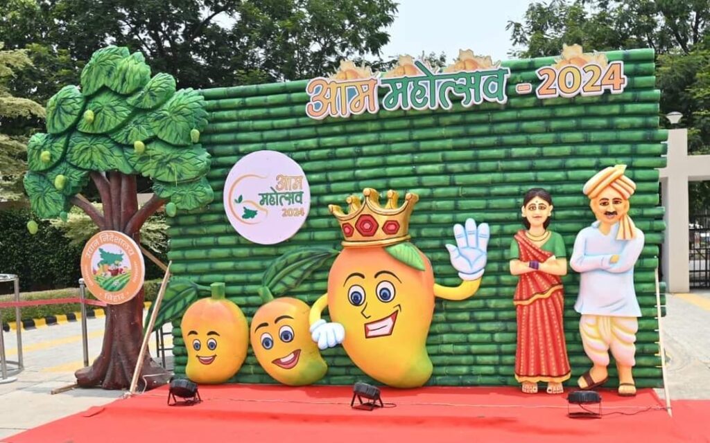 पटना के ज्ञान भवन में रंग-बिरंगे आम के लगे स्टॉल:मुख्यमंत्री नीतीश ने किया महोत्सव का शुभारंभ 1 FB IMG 1719059398117