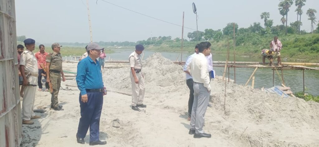 जितवारपुर में बूढ़ी गंडक नदी पर निर्माणाधीन पुल का DM ने लिया जायजा, बारिश से पहले आवश्यक कार्य को पूरा करने का निर्देश 1 IMG 20240609 WA0016