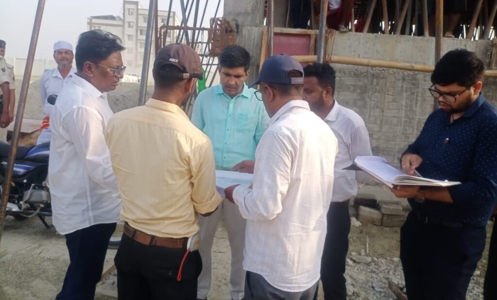 निर्माणाधीन ईआरडीसी भवन का DM ने किया निरीक्षण, भवन के आसपास छायादार पेड़ लगाने का दिया आदेश 1 IMG 20240611 WA0008