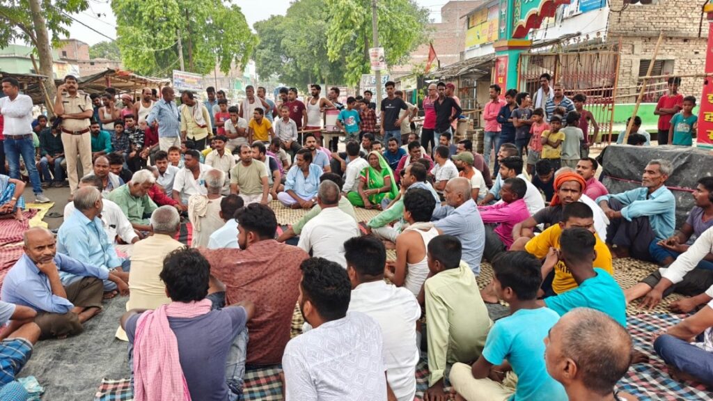 FIR दर्ज नहीं होने और उजियारपुर थानाध्यक्ष के रवैये से नाराज आक्रोशित व्यवसायियों घंटों रखा सड़क जाम 1 IMG 20240618 WA0004