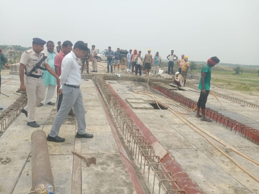 समस्तीपुर के DM ने बिथान में करेह नदी पर बन रहे पुल का किया निरीक्षण 1 IMG 20240619 WA0076