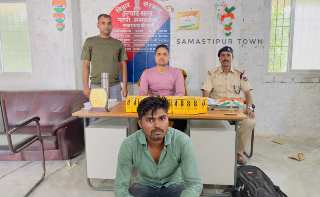 पटोरी स्टेशन पर ट्रेन में संदिग्ध युवक के बैग की तलाशी लेने पर 48 टेट्रा पैक अंग्रेजी शराब बरामद 1 IMG 20240623 WA0021