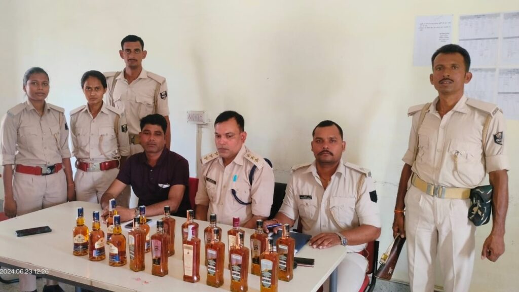 उत्पाद विभाग द्वारा कर्पूरीग्राम गांव में छापेमारी कर अंग्रेजी शराब के साथ एक तस्कर को किया गया गिरफ्तार 1 IMG 20240623 WA0037