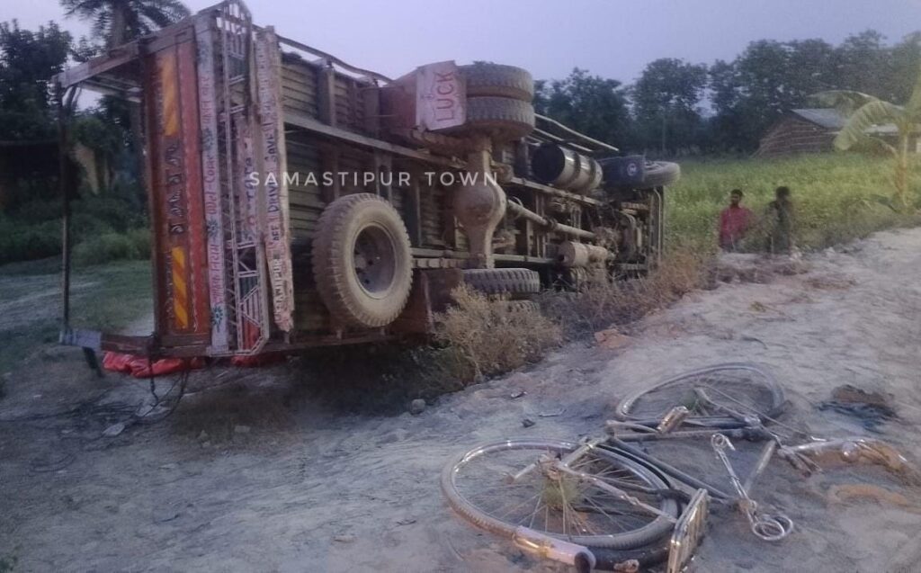समस्तीपुर में बिस्किट लोड ट्रक पलटा, लाखों रुपए के बिस्किट लू'टकर ले गए लोग 1 IMG 20240625 WA0001