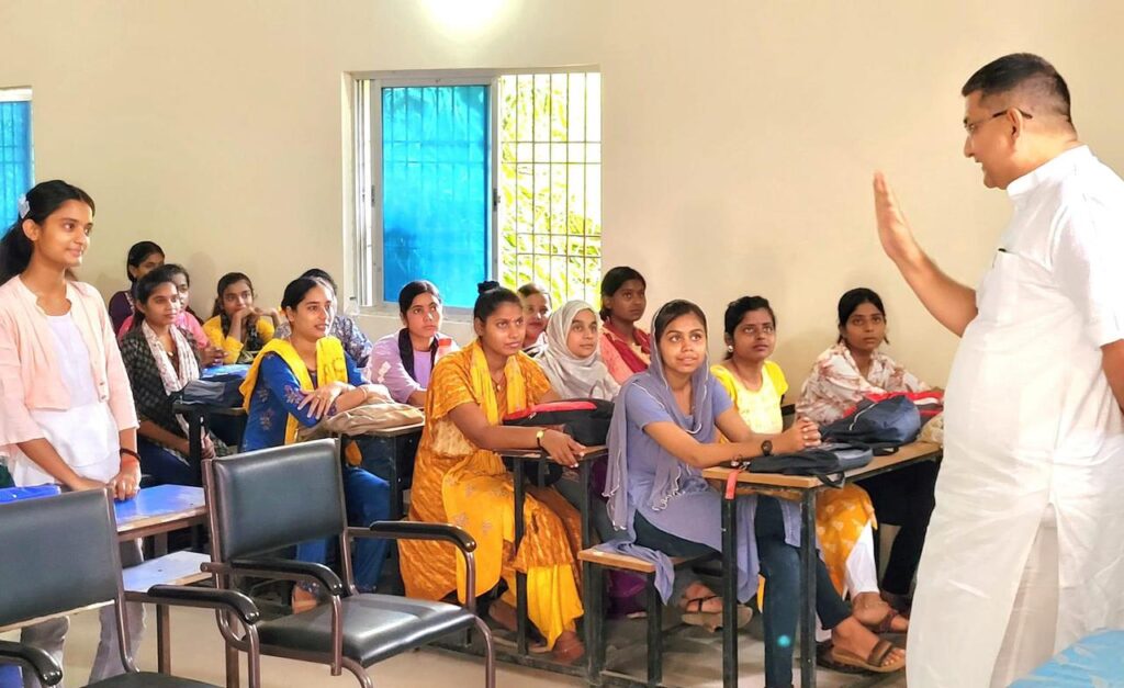 मोबाइल से नहीं, साहित्य व प्रकृति से करें दोस्ती - रंजीत निर्गुणी 1 IMG 20240627 WA0096
