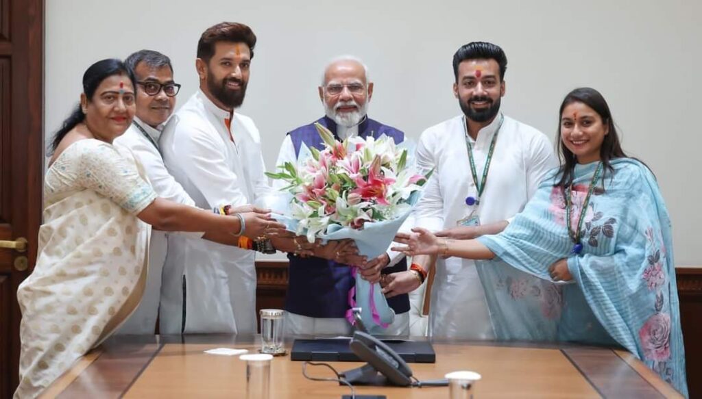 LJPR के पांचो सांसदों ने PM मोदी से की मुलाकात, समस्तीपुर की सांसद शांभवी चौधरी भी रही शामिल 1 IMG 20240628 WA0093