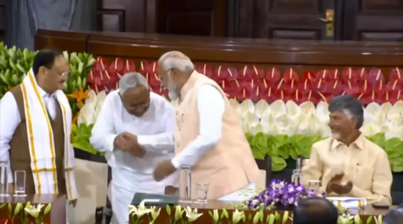 जब नरेंद्र मोदी के चरण स्पर्श के लिए झुके नीतीश कुमार... मोदी जी ने पकड़ लिया हाथ 1 Screenshot 20240607 125741