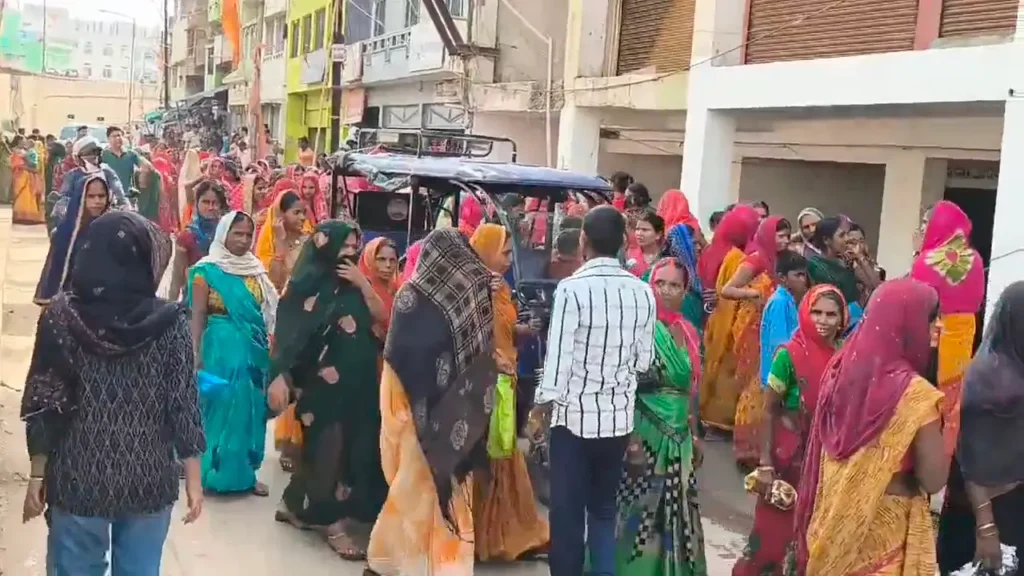 बिहार: खाते में आएंगे 1 लाख...अफवाह पर अकाउंट खुलवाने उमड़ी महिलाएं; समझाने में पुलिस-प्रशासन के छूटे पसीने 1 Videoshot 20240615 144833