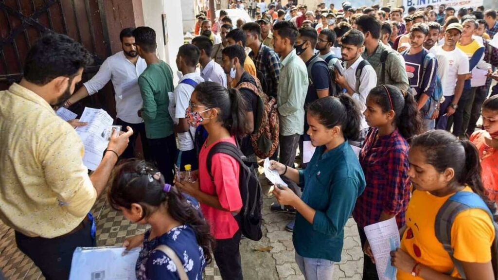 बिहार बोर्ड परीक्षा में दीवार फांदी या जबरन घुसे तो हो जाएगी जेल, 2 साल तक नहीं दे पाएंगे परीक्षा 1 bihar teacher exam center