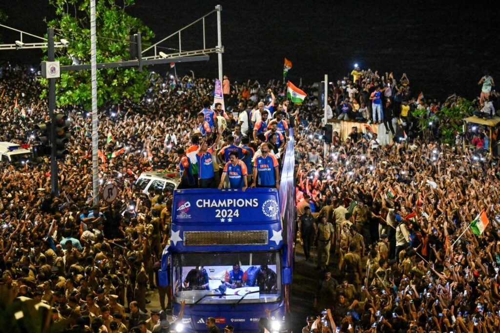 विक्ट्री परेड के दौरान थम गई थी मुंबई, वानखेड़े स्टेडिमय में जश्न के बाद इमोशनल हुए खिलाड़ी, टीम को मिले 125 करोड़ रुपये 1 20240705 072245