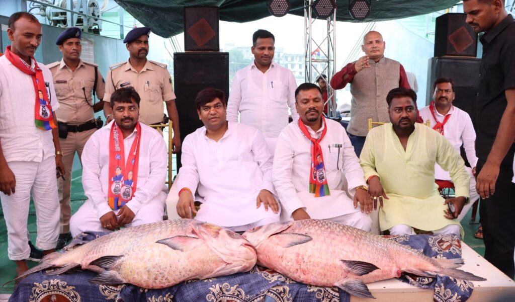मुकेश सहनी 43 किलो मछली लेकर बैठ गए, क्रूज पर बिहार चुनाव के लिए VIP की मीटिंग 1 20240705 221018