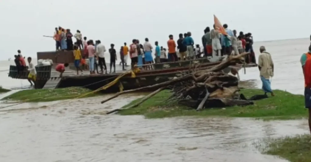 बिहार: नदी पारकर गए थे काम करने अचानक पानी बढ़ने से 60 लोग फंस गये, खड़े होकर गुजरी पूरी रात, 24 घंटे रहे भूखे-प्यासे 1 20240707 193820