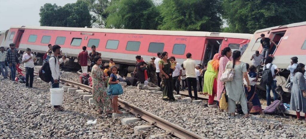 चंडीगढ़-डिब्रूगढ़ एक्सप्रेस ट्रेन हादसे के बाद रेलवे ने जारी किया हेल्पलाइन नंबर, कई ट्रेनों के मार्ग परिवर्तित, यहां देखें लिस्ट... 1 20240718 154540