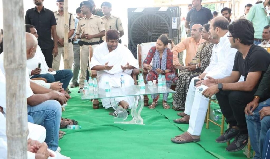 मुकेश सहनी से मिलकर समस्तीपुर की सांसद शांभवी और विधायक शाहीन ने जतायी संवेदना 1 20240719 125816