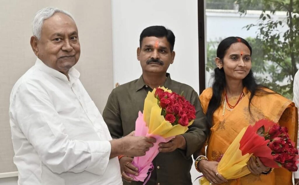 रुपौली हारकर भी जीती JDU, नीतीश से मिलकर निर्दलीय शंकर सिंह ने दिया समर्थन 1 20240721 232407