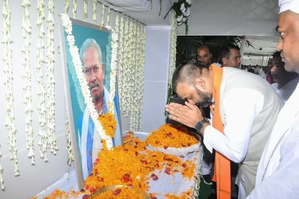 दिलीप जायसवाल संग मुकेश सहनी के घर पहुंचे सम्राट चौधरी, पिता को दी श्रद्धांजलि; 1 दिन लेट आज जाएंगे तेजस्वी 1 20240727 084616