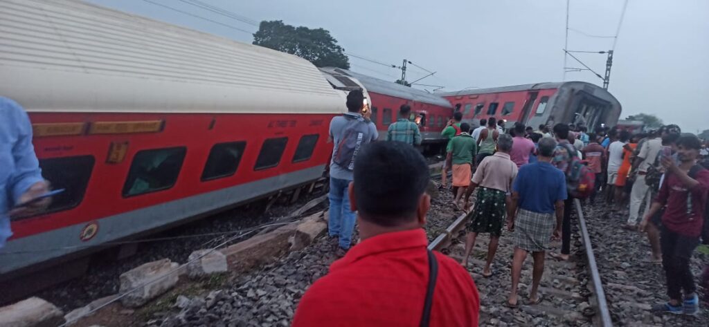 45 मिनट तक अंधेरे में चीखते-भटकते रहे, हावड़ा-मुंबई मेल हादसे के वक्त सो रहे थे यात्री 1 20240730 114856