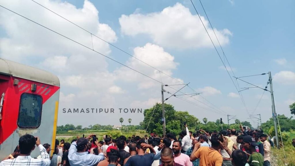 समस्तीपुर में टला बड़ा रेल हादसा, बिहार संपर्क एक्सप्रेस ट्रेन दो हिस्सों में बंटी 1 FB IMG 1722238591432