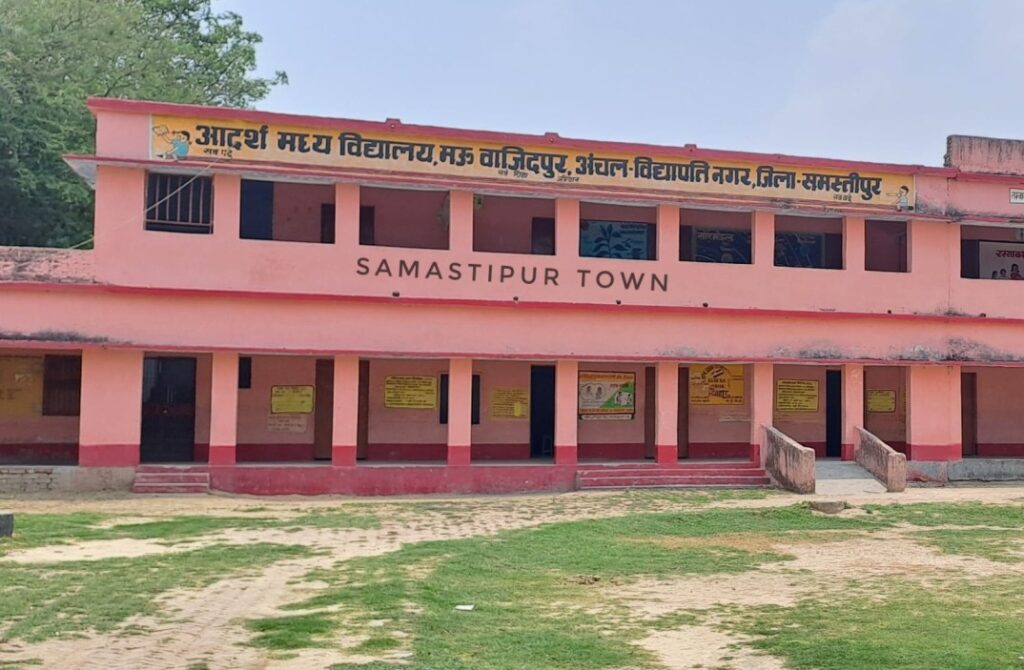 आदर्श मध्य विद्यालय में प्रभार को लेकर बढ़ा विवाद, BEO ने तीन दिनों के भीतर प्रभार सौंपने का दिया था आदेश, 10 दिन बाद भी स्थिति यथावत 1 IMG 20240709 WA0105