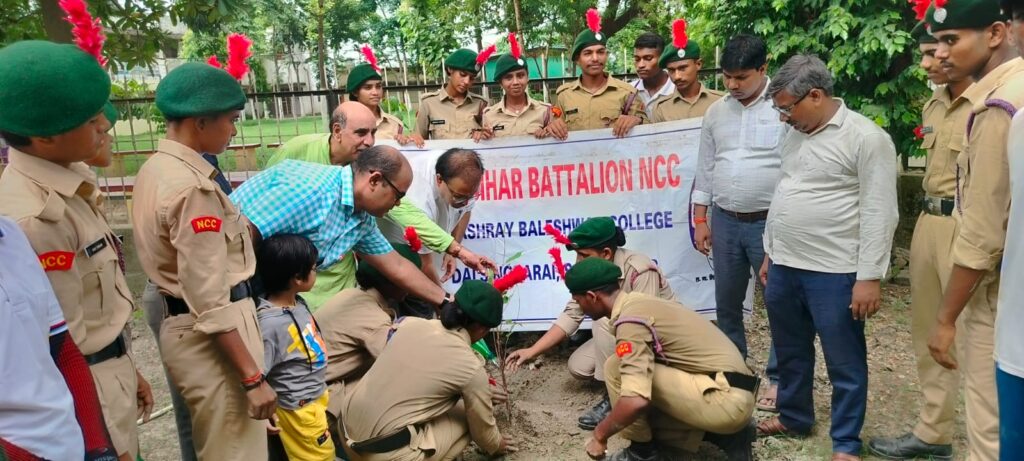 आरबी कॉलेज परिसर में वन विभाग व 12 बिहार बटालियन NCC के तत्वाधान में लगाये गये फलदार पौधे 1 IMG 20240728 WA0068