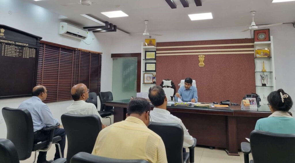 समीक्षा बैठक के दौरान DM ने विभिन्न बिंदुओं पर दिये आवश्यक दिशा-निर्देश 1 IMG 20240729 WA0100