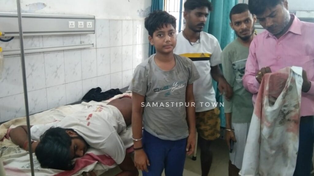 दलसिंहसराय में दो छात्रों के बीच जमकर मा'रपीट, एक छात्र के गुट ने दो छात्रों को मारा चाकू, भर्ती 1 Picsart 24 07 05 18 22 50 048
