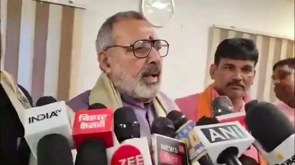 कांवड़ यात्रा में मुसलमानों की दुकानें नहीं होनी चाहिए: गिरिराज सिंह ने प्रशासन से की अपील, 'हिंदू की तरह कलावा बांधकर वे दुकान खोलते हैं' 1 Picsart 24 07 06 17 28 07 826