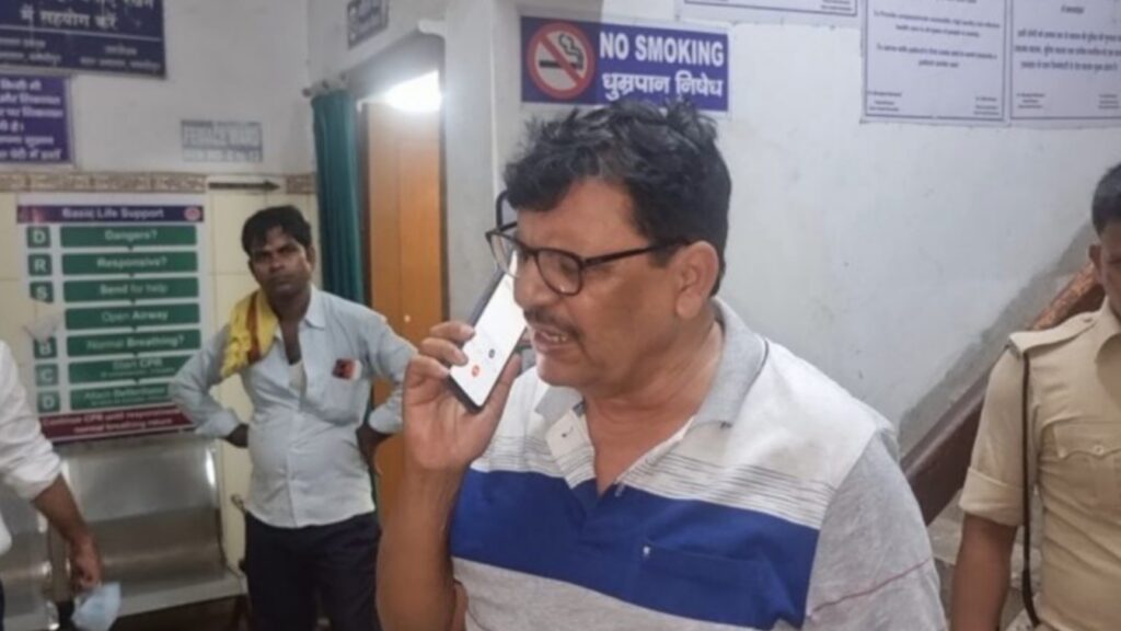 समस्तीपुर सदर अस्पताल के Emergency वार्ड में भर्ती मरीज को दलाल लेकर हुआ फरार, विधायक ने DM को लगाया फोन 1 Picsart 24 07 09 09 28 59 243