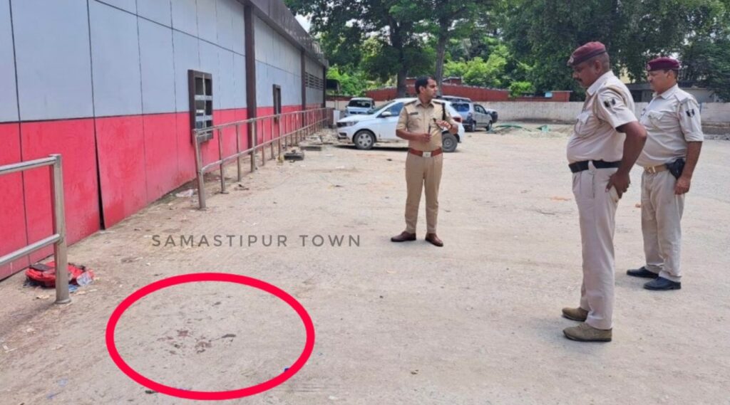 दलसिंहसराय रेलवे स्टेशन परिसर में हुए गो'लीकांड मामले की जांच के लिए घटनास्थल पर पहुंचे रेल DSP 1 Picsart 24 07 18 07 59 52 620