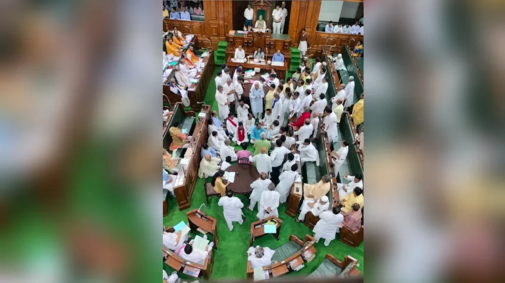 बिहार विधानसभा में जमकर हंगामा, CM नीतीश के इस्तीफे की मांग, वेल में पहुंचे विधायक, टेबल गिराने की कोशिश, भड़के स्पीकर 1 Picsart 24 07 25 15 21 39 218