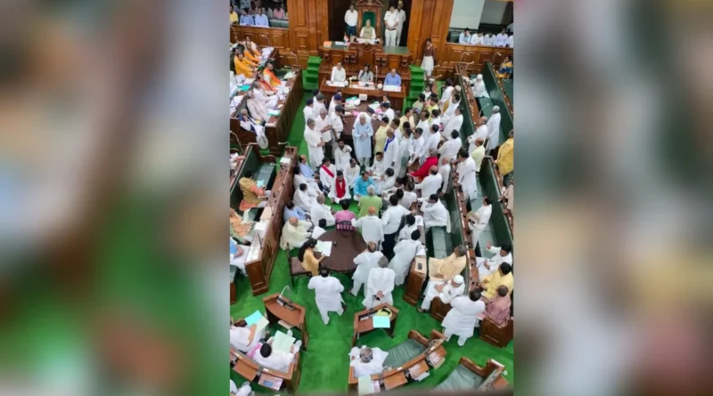 बिहार विधानसभा में जमकर हंगामा, CM नीतीश के इस्तीफे की मांग, वेल में पहुंचे विधायक, टेबल गिराने की कोशिश, भड़के स्पीकर 1 Picsart 24 07 25 15 21 39 218