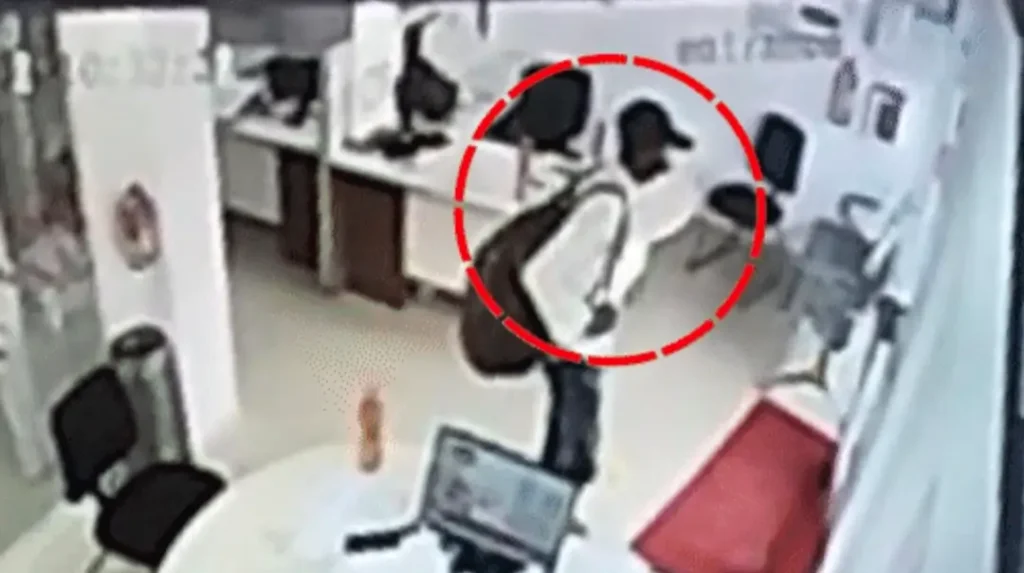 बिहार: शेखपुरा में एक्सिस बैंक से 50 लाख की लूट, कर्मचारियों को बंधक बनाकर हथियार के दम पर 10 बदमाशों ने की लूटपाट 1 Screenshot 20240701 120513