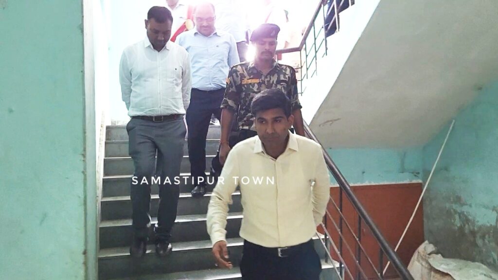समस्तीपुर DM के औचक निरीक्षण में सदर SDO व भूमि सुधार उप-समाहर्ता कार्यालय से रहे गायब, फटकार लगाते हुए उपस्थिति पंजी किया जब्त 1 VideoCapture 20240731 140914