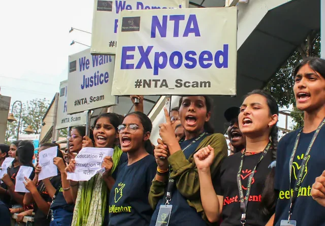 नीट पेपर लीक: 150 छात्रों को बंटा था पर्चा, 35 से 60 लाख में बिका, सीबीआई की जांच में खुलासा 1 neet ug protest 2024 06 e859663d42d96734f5cc8d87e0df3d80