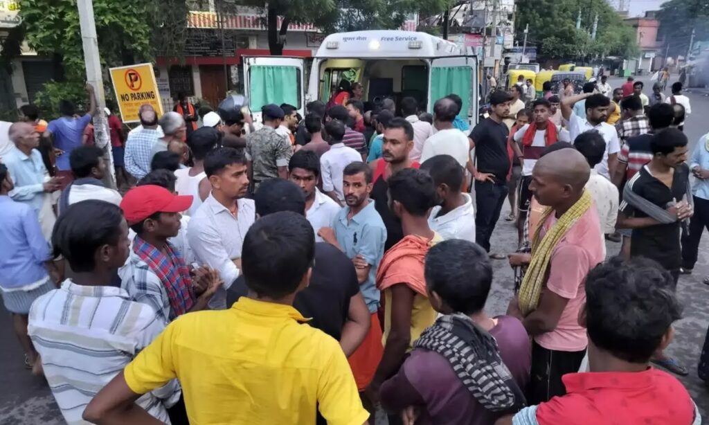 सावन की चौथी सोमवारी पर बिहार में बड़ा हादसा, सिद्धेश्वर धाम में मची भगदड़, कम से कम 7 की मौत, कई घायल 1 1500x900 1332254 untitled design 2024 08 12t071118762