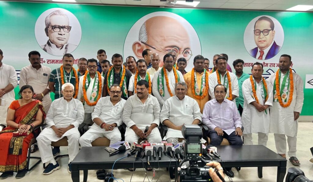 समस्तीपुर RJD के कई नेताओं ने बदला पाला, JDU का थामा दामन, विजय चौधरी ने दिलाई सदस्यता 1 20240804 175244