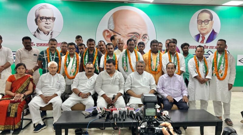 समस्तीपुर RJD के कई नेताओं ने बदला पाला, JDU का थामा दामन, विजय चौधरी ने दिलाई सदस्यता 1 20240804 175244