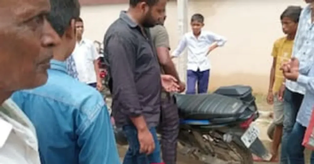 बिहार में स्वतंत्रता दिवस पर स्कूल में लड्डू नहीं मिलने से भड़के छात्र: शिक्षकों को दौड़ा-दौड़ा कर पीटा 1 20240816 061055