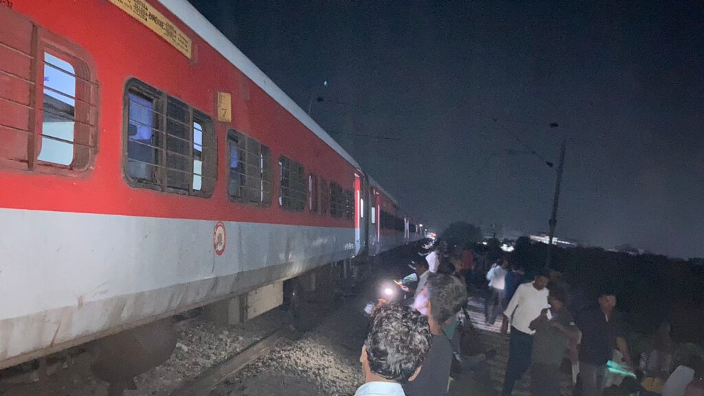 कानपुर में ट्रेन हादसा, साबरमती एक्सप्रेस के 22 डिब्बे पटरी से उतरे, वाराणसी से अहमदाबाद जा रही थी 1 20240817 070510
