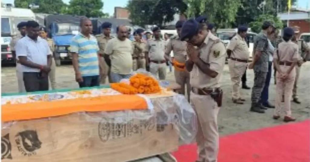 बिहार: शराब तस्करों का पीछा कर रही पुलिस जीप पलटी; ड्राइवर की मौत, चार जख्मी, दारोगा का पिस्टल किया गायब 1 20240819 090402