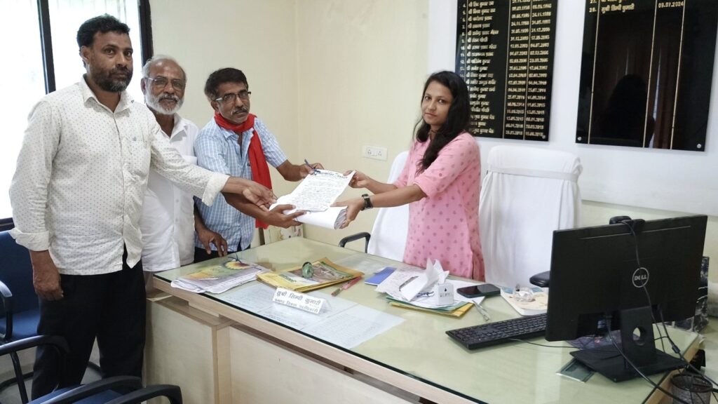 ताजपुर में CPI-ML कार्यकर्ताओं ने विभिन्न मांगों को लेकर किया रोषपूर्ण प्रदर्शन, BDO और CO को सौंपा स्मार-पत्र 1 20240822 193313