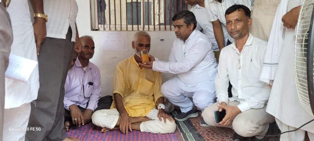 मनरेगा व प्रखंड में व्याप्त भ्रष्टाचार के खिलाफ अनशन पर बैठे आंदोलनकारी को विधायक ने जूस पिलाकर तोड़वाया अनशन 1 FB IMG 1724116573938