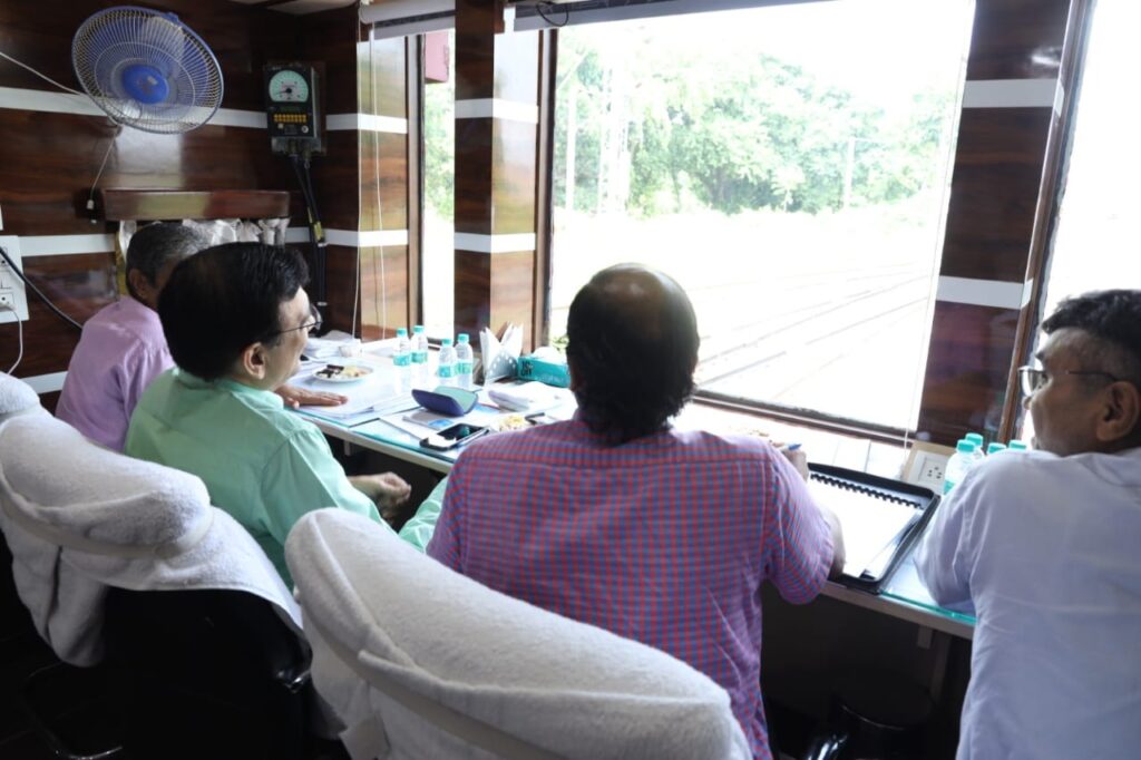 ECR के महाप्रबंधक छत्रसाल सिंह ने किया पाटलिपुत्र-कर्पूरीग्राम रेलखंड का विंडो ट्रेलिंग निरीक्षण 1 IMG 20240801 WA0108