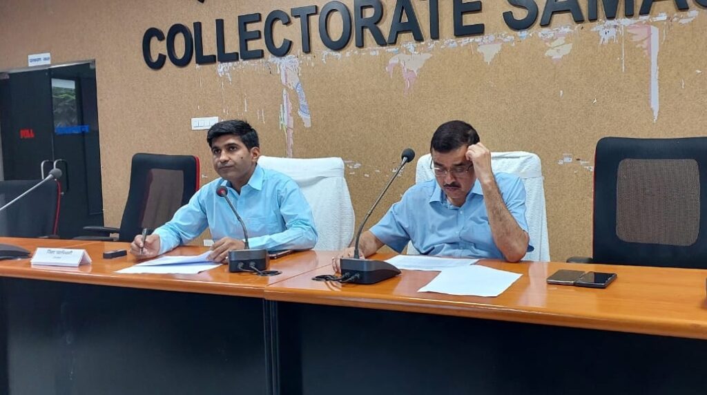 खनन, विद्युत तथा राजस्व विभाग के राजस्व संग्रह की खराब स्थिति पर DM ने तीनों विभाग के अधिकारियों से पूछा स्पष्टीकरण 1 IMG 20240803 WA0000