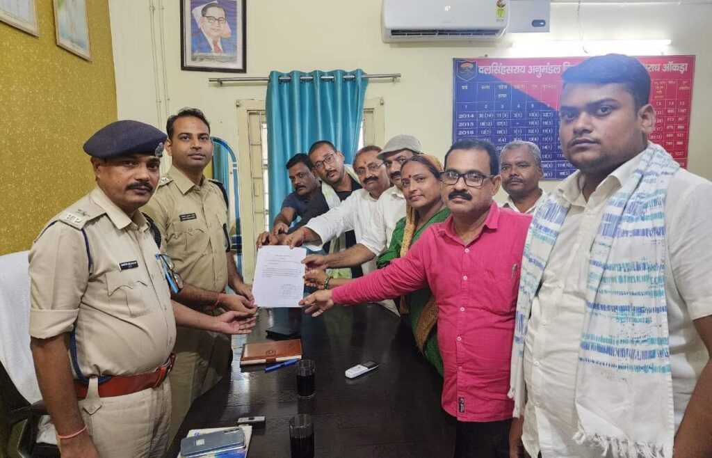 दलसिंहसराय में बढ़ते अपराध पर अंकुश लगाने की माँग को लेकर महागठबंधन नेताओं ने DSP को सौंपा ज्ञापन 1 IMG 20240805 WA0139