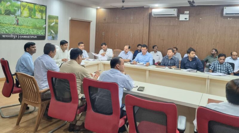 समस्तीपुर DM ने विभिन्न विभागों की समीक्षा बैठक की, कई पदाधिकारियों को लगाई फटकार 1 IMG 20240809 WA0111