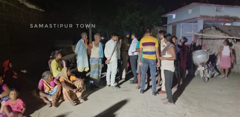 स्कूल से घर लौट रही छात्रा पर ई-रिक्शा पलटने से हुई मौत, आक्रोशित लोगों ने किया सड़क जाम 1 IMG 20240810 WA0187